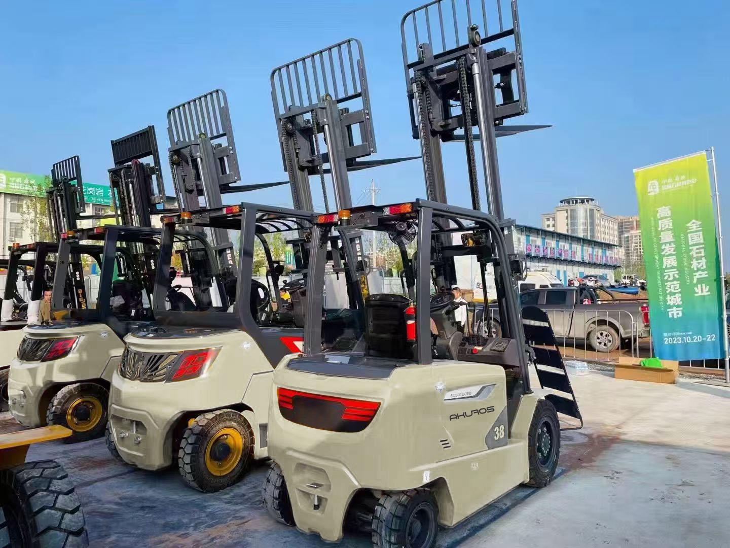 How to Choose Between 3 Wheel and 4 Wheel Forklifts in Freezer Warehouses